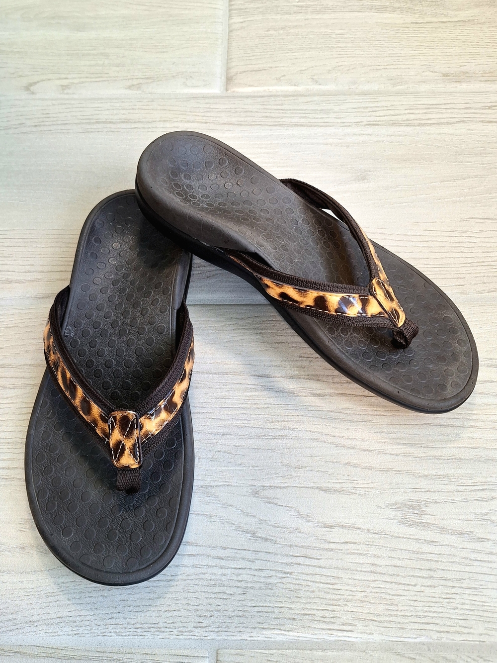 Vionic Tide II  Brown Leopard Arch Support Comfort Flip Flops Thongs Size 8
